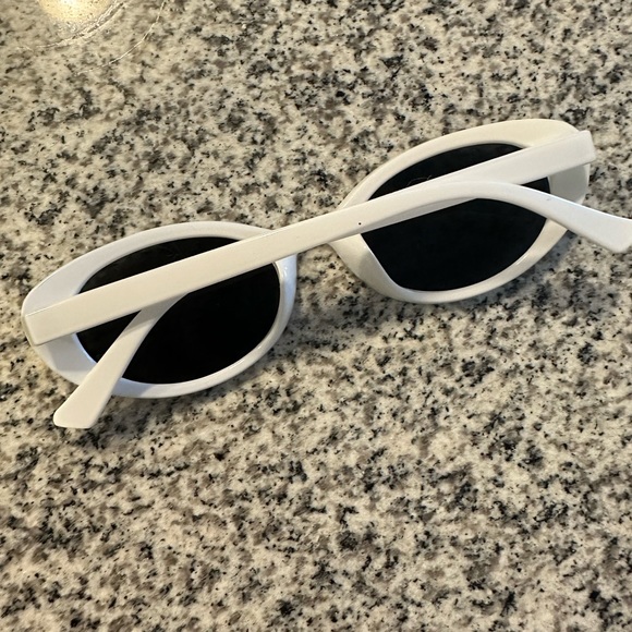 Cat eye oval round retro vintage style white sunglasses - Picture 3 of 3